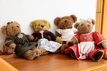 Lady Time ! - Vier kunstvoll und originell bekleidete Teddymädchen