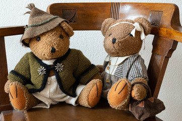 Zwei originell und kunstvoll bekleidete Teddybären als Paar - Teil einer Sammlung