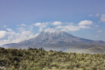 Der majestätische Vulkan Chachani im Hochland von Arequipa, Peru.