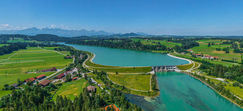 Ausblick auf den Premer Lechsee und die Lechstaustufe 2 im westlichen Oberbayern
