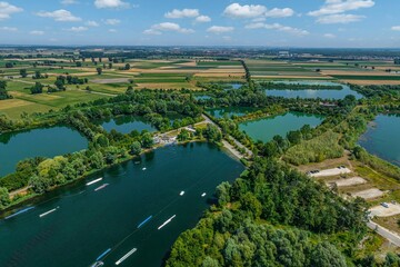 Ausblick auf die Baggersee-Landschaft im schwäbischen Donauried, die Wakeboardanlage Gufi im Luftbild
