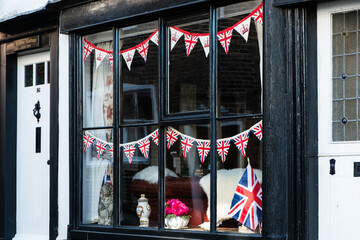 Fenster mit Union Jack Flaggen anläßlich der Krönung von König Charles in Rye, East Sussex,...