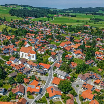 Die oberbayerische Gemeinde Bernbeuren am Auerberg im Luftbild
