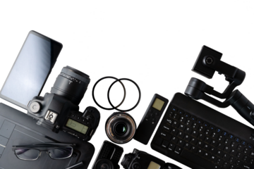 Equipos fotográficos profesionales y edición y retoque fotográfico digital. Estación de trabajo de fotografía digital sobre fondo blanco.
