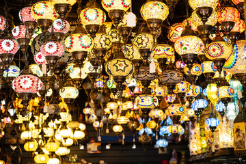 Viele orientalsiche LAmpen in einem Restaurant in Brighton, England