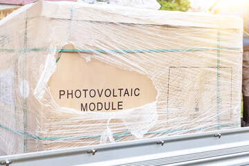 Delivery box containing photovoltaic modules