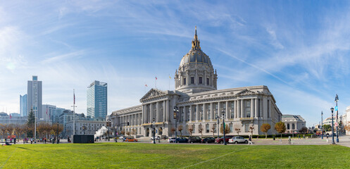 Fototapeta na wymiar San Francisco City Hall and Civic Center Plaza