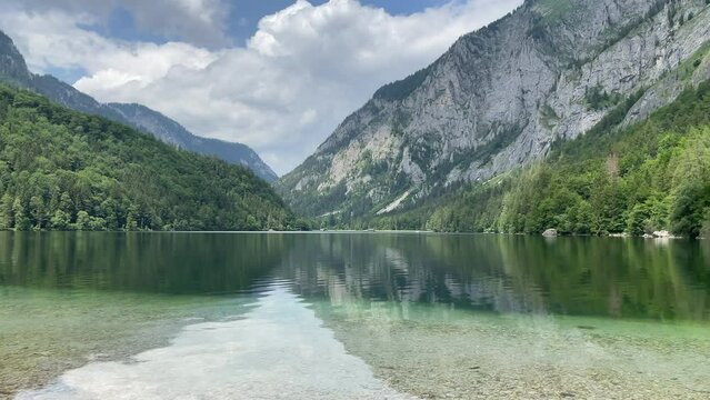 Leopoldsteiner See an einem bew&ouml;lkten Fr&uuml;hlingstag.