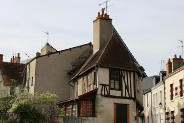 Fototapeta na wymiar Bâtiment typique, vue de l'extérieur, ville de Vierzon, département du Cher, France