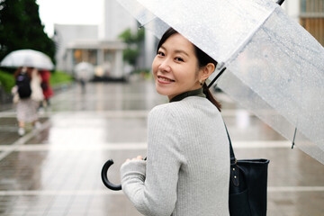 雨の日に通勤するビジネスウーマン