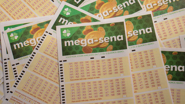 Volantes da loteria brasileira mega sena. Foto feita em Mogi das Cruzes, SP, Brasil em 10 de Setembro de 2023