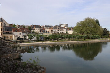 Fototapeta na wymiar Le canal de Berry, ville de Vierzon, département du Cher, France
