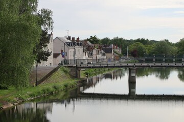 Fototapeta premium Le canal de Berry, ville de Vierzon, département du Cher, France