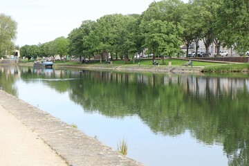 Le canal de Berry, ville de Vierzon, département du Cher, France