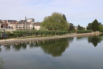 Fototapeta na wymiar Le canal de Berry, ville de Vierzon, département du Cher, France