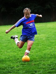 Obraz premium Soccer player hitting a ball
