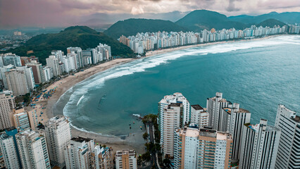 Praia Litoral São Paulo Guarujá Pitangueiras Verão Surf Ondas Veraneio Paulista Prédios Bairro Nobre Ondas Esportes Aquático Condomínio Paisagem Tropical Mata Atlântica Viagem Férias Feriado Viagem