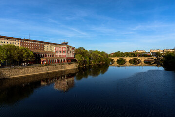 Obraz premium views of the river and the old stone bridge in logrono, spain
