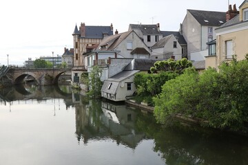 Fototapeta na wymiar Le pont Voltaire sur la rivière Yevre, ville de Vierzon, département du Cher, France