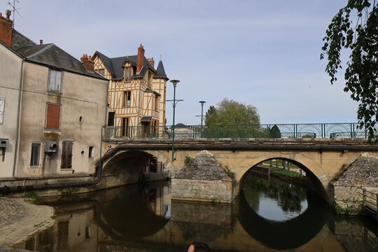 Le pont Voltaire sur la rivi&egrave;re Yevre, ville de Vierzon, d&eacute;partement du Cher, France