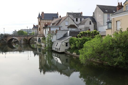 Le pont Voltaire sur la rivi&egrave;re Yevre, ville de Vierzon, d&eacute;partement du Cher, France