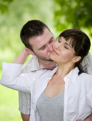 Obraz premium happy young couple relaxing in park