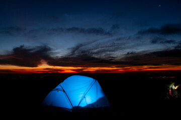 Fototapeta na wymiar Camping selvagem no pôr do sol na Montanha