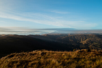 Amanhecer Mantiqueira com nuvens sobre a montanha, Minas Gerais, Brasil