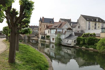 Fototapeta na wymiar La rivière Yevre, ville de Vierzon, département du Cher, France