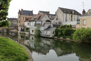 Fototapeta na wymiar La rivière Yevre, ville de Vierzon, département du Cher, France