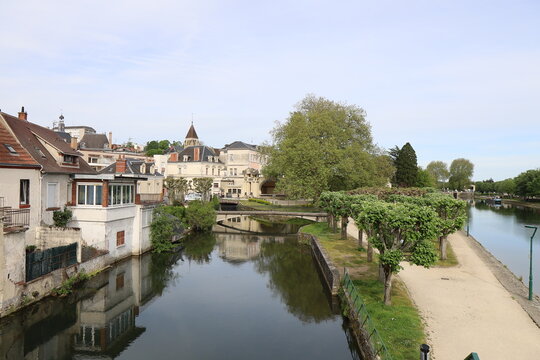 La rivi&egrave;re Yevre, ville de Vierzon, d&eacute;partement du Cher, France
