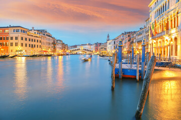 Naklejka na ściany i meble Amazing sunset and evening cityscape of Venice with famous Canal Grande and Rialto Bridge