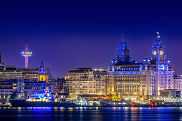 Liverpool Waterfront at night - obrazy, fototapety, plakaty