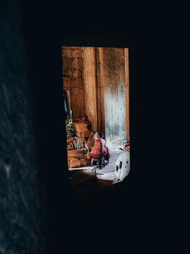 ni&ntilde;o humilde budista sentado en las ruinas de un templo