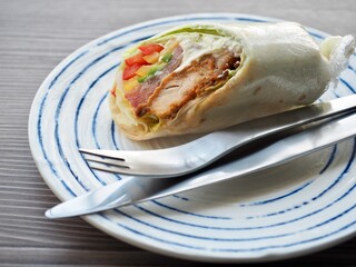 치킨과 채소를 곁들인 또띠아, 식사