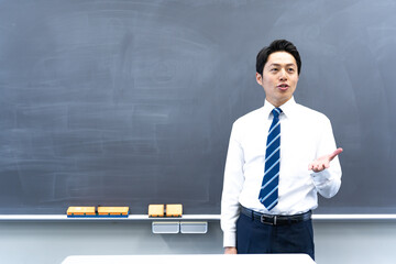 笑顔で教える日本人男性の先生