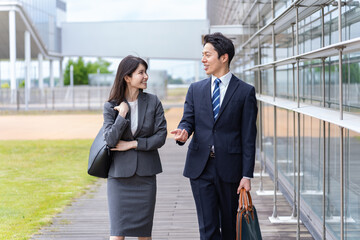 外を歩くスーツを着た営業マン