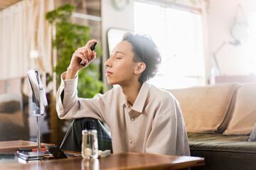 スキンケアをしている若い男性/メンズビューティー