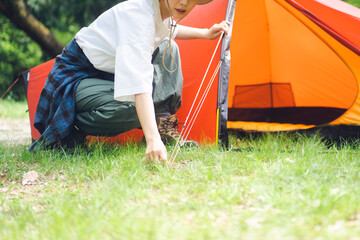 テント張りをしている若い日本人女性