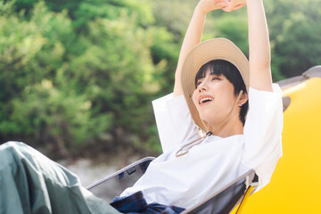 ソロキャンプをしている若い日本人女性