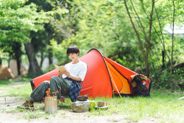 ソロキャンプをしている若い日本人女性