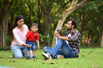 Fototapeta premium Indian Family in the park 