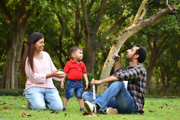 Fototapeta premium Indian Family in the park 