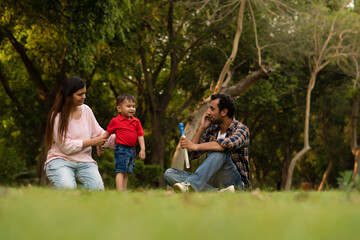 Fototapeta premium Indian Family in the park 