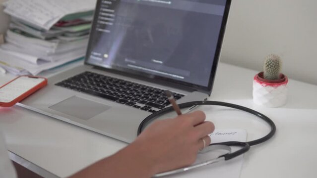 The doctor uses the artificial chat tool GPT for work