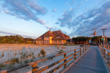 Zingster Kurhaus im Abendlicht.
