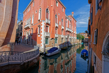 Fototapeta na wymiar petit canal avec gondole et bateau à venise - italie du nord