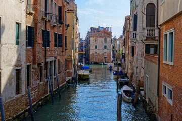 petit canal avec gondole et bateau à venise - italie du nord