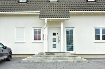 Moderner Eingangsbereich in einem neu gebauten Wohnhaus