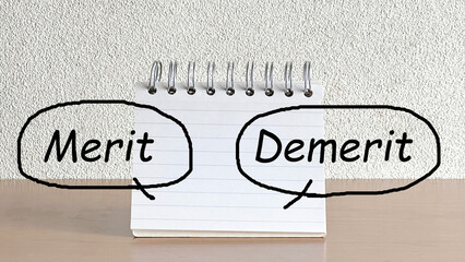 テーブルに立てたメモ帳_正面_MeritとDemeritの文字入り
